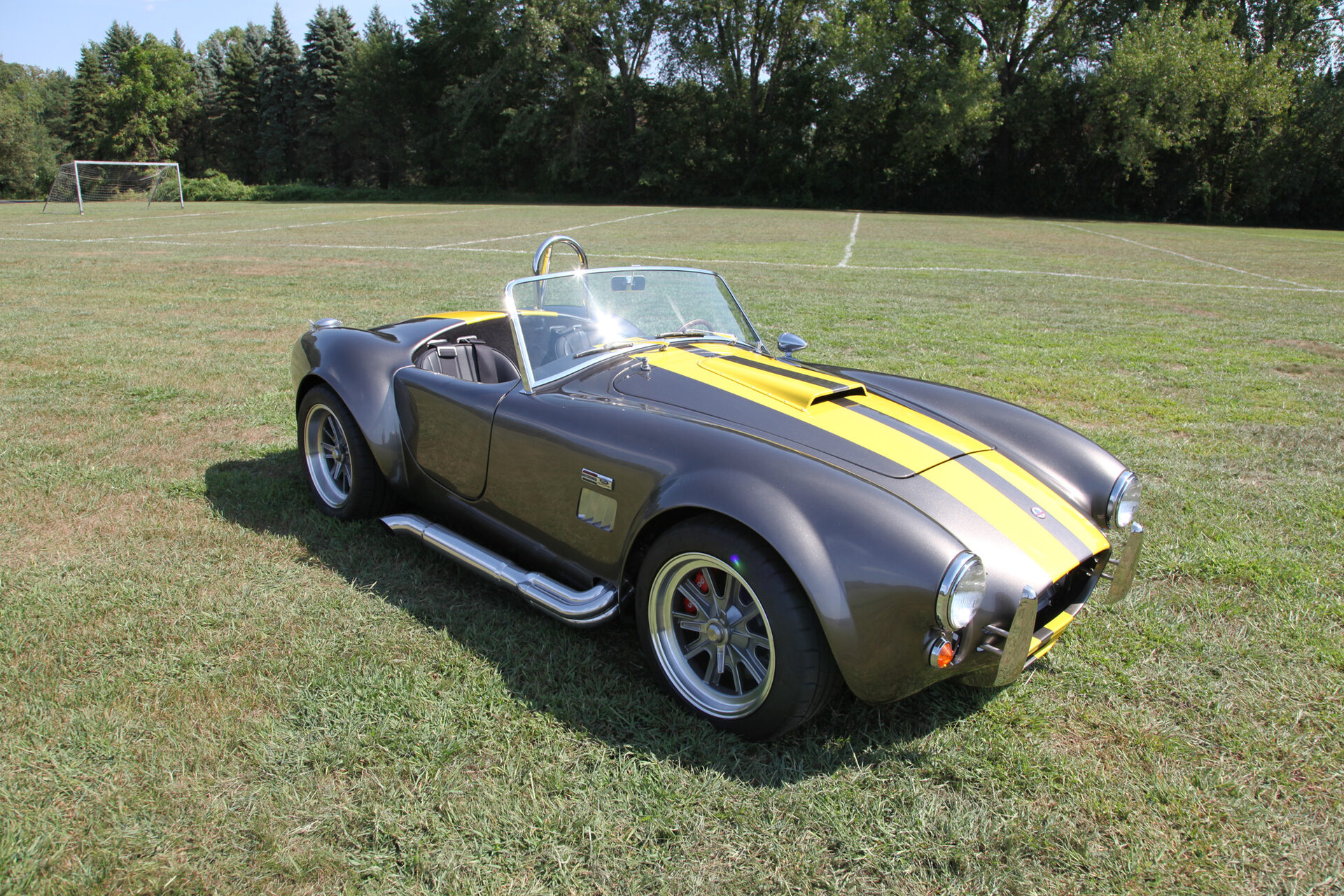 Front three-quarter view, alternate